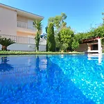 Apartamento Keti Pool & Wellness