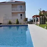 Apartamento Keti Pool & Wellness