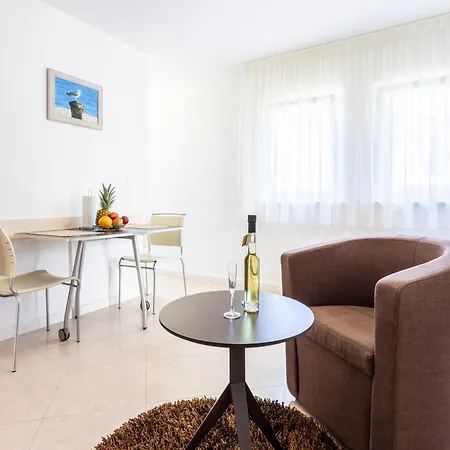 Keti Pool & Wellness Apartment Splitska