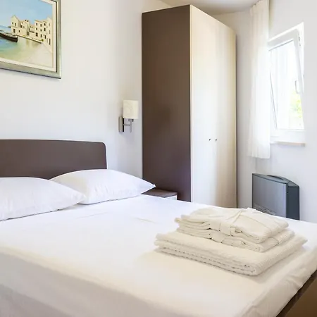 Keti Pool & Wellness Apartment Splitska